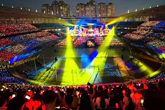 银河集团300㎡透明屏和190000根荧光棒“点燃”周杰伦呼和浩特演唱会！