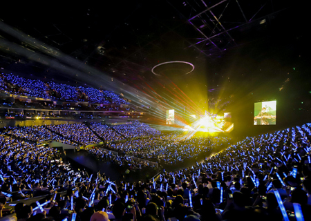 银河官网LED透明屏闪耀伍佰ROCK STAR上海演唱会！