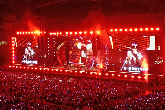 璀璨星光耀狮城！银河官网LED屏、荧光棒点燃周杰伦新加坡演唱会！